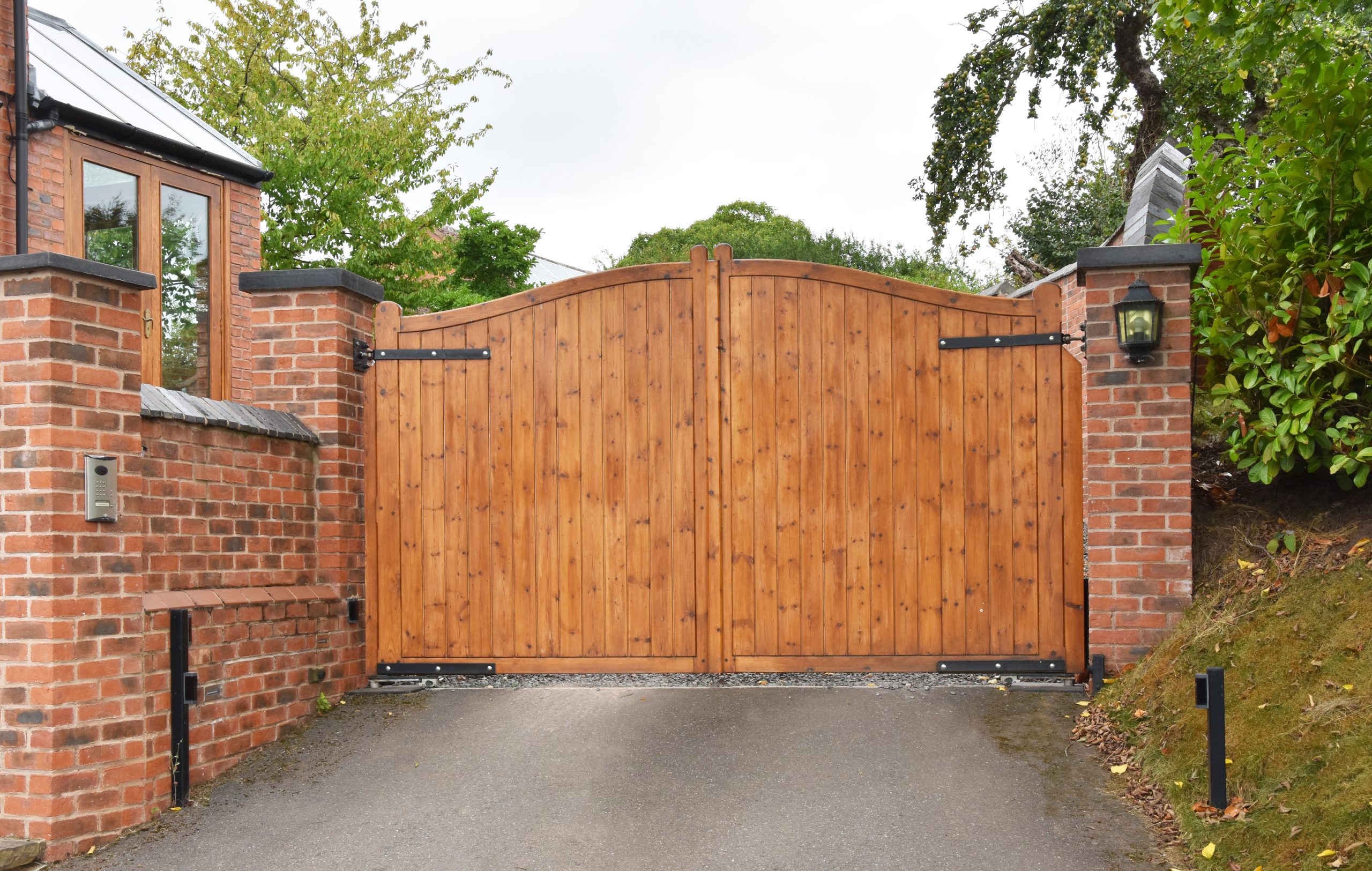 Wooden Gate Installers (Location 1 & Postcode)